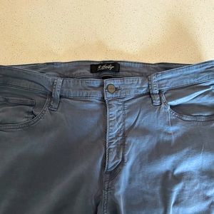 34 Heritage, Courage cut, indigo twill jeans. Softer than AG jeans! Flawless